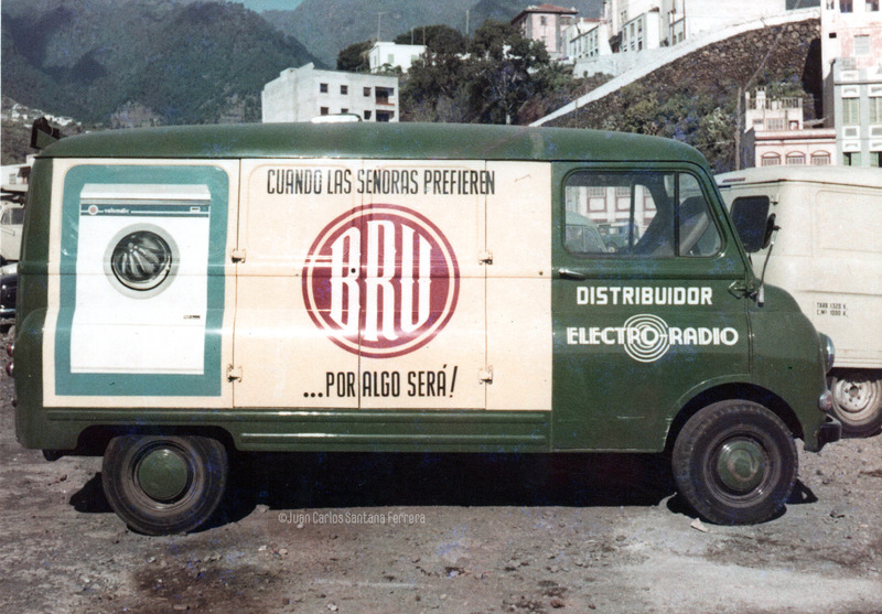 Los vehículos rotulados por Juan el Petudo