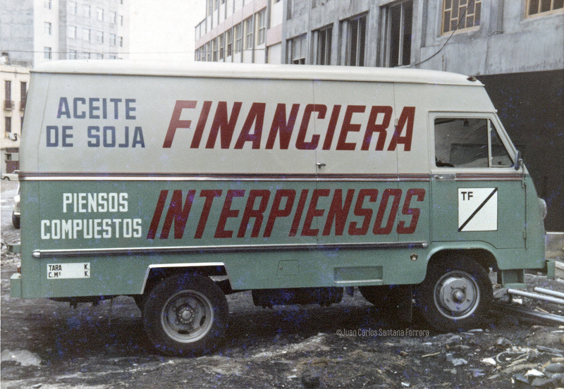 Los vehículos rotulados por Juan el Petudo