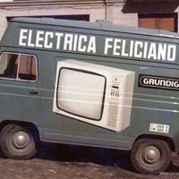 Los vehículos rotulados por Juan el Petudo